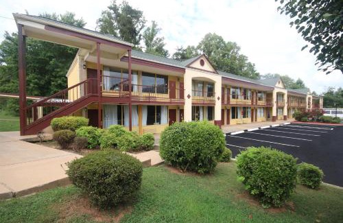 Pilot Mountain Hotel | Knights Inn Pilot Mountain