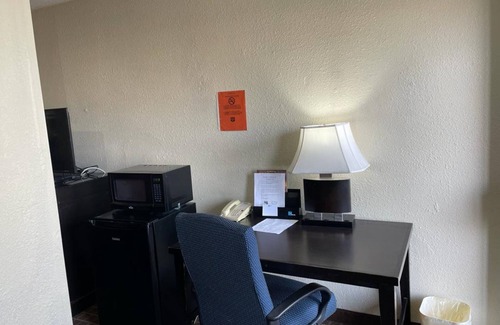 Emporia Hotel | Knights Inn & Suites Emporia
