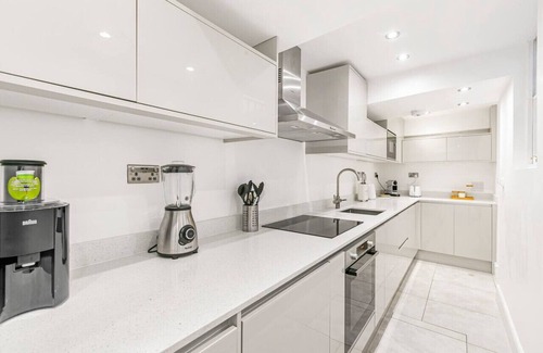 Brompton & Hans Town Apartment | Knightsbridge 3-Bed | Next To Harrods with Patio