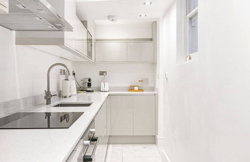 Brompton & Hans Town Apartment | Knightsbridge 3-Bed | Next To Harrods with Patio