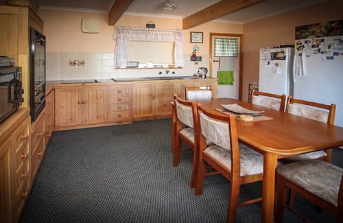Lake Wangary House | Knighty's Shack has a great view of Coffin Bay in a comfortable, well appointed, affordable Holiday Shack