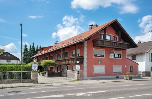 Munchen District Apartment | Knödelhof ‘Room 5’, 2-bed room with shared terrace, balcony and WLAN