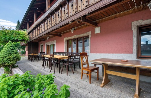 Munchen District Apartment | Knödelhof ‘Room A’, 2-bed room with shared terrace and WLAN