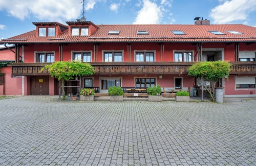 Munchen District Apartment | Knödelhof ‘Room C’, 2-bed room with shared terrace and WLAN