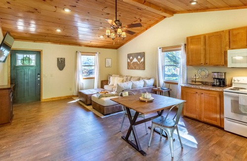 Robbinsville Cabin | *Knot Too Shabby* Cozy mountain view cabin close to lake and hiking