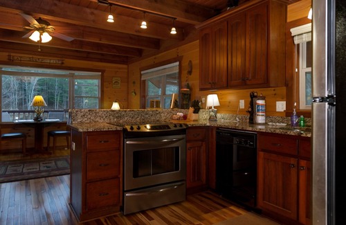 Helen Cabin | Knott's Landing - One-of-a-kind floating water cabin, 15 minutes from Helen, GA