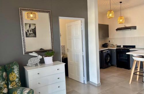 Windhoek Apartment | Knottinghill Studio - About 500 meters from Lady Pohamba Hospital and Grove Mall