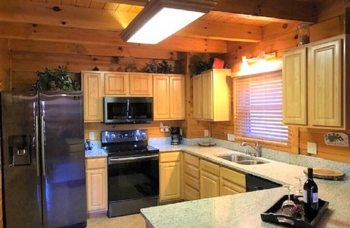 Gatlinburg - Pigeon Forge Cabin | Knotty by Nature Cabin Centrally located between Gatlinburg and Pigeon Forge!