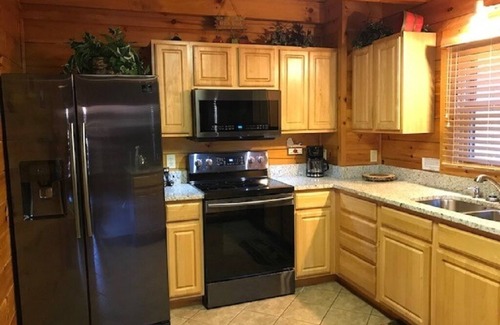 Gatlinburg - Pigeon Forge Cabin | Knotty by Nature Cabin Centrally located between Gatlinburg and Pigeon Forge!