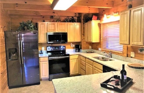 Gatlinburg - Pigeon Forge Cabin | Knotty by Nature Cabin Centrally located between Gatlinburg and Pigeon Forge!