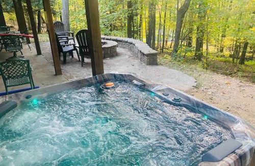Oakland House | Knotty Dog Lodge- Hot Tub Fire Pit Pet Friendly