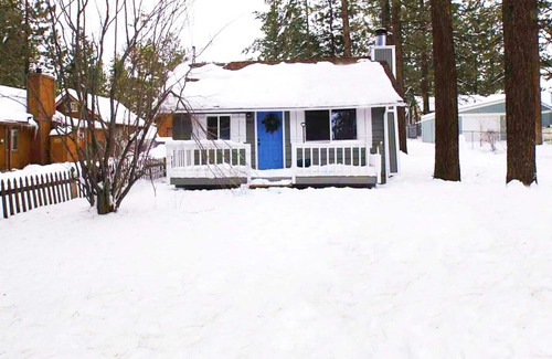 Big Bear Lake House | Knotty Knight - Cozy 2 Bedroom Cabin, Walk to the Village and Lake