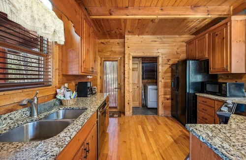 Gatlinburg - Pigeon Forge Cabin | Knotty Pines Summary: