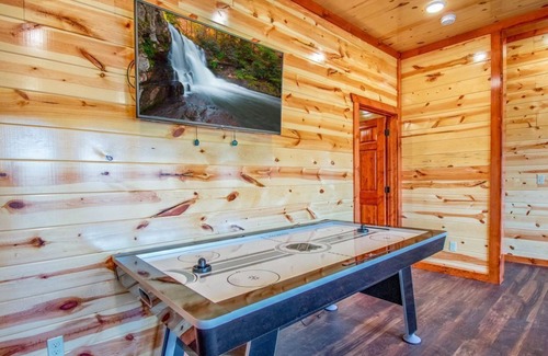 Gatlinburg - Pigeon Forge Cabin | "Know Your Dreams" Private Heated Indoor Pool w/Theatre Room & a Hot Tub!