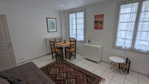 Old Town Apartment | KnP Voltaire Tours