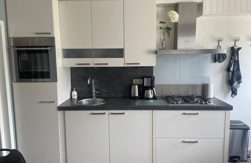 Petten Apartment | Knus Zomerhuis in Centrum van Petten op Loopafstand van bos en Strand