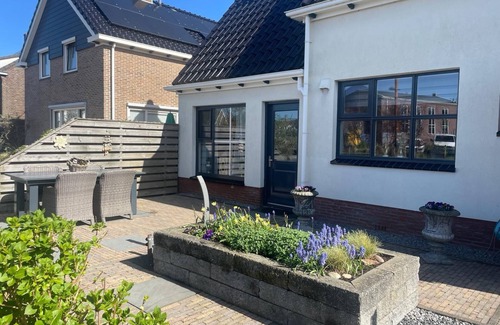 Petten Apartment | Knus Zomerhuis in Centrum van Petten op Loopafstand van bos en Strand
