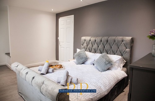 Newcastle-Under-Lyme House | Knutton house|Stylish & Modern|Contractor stays