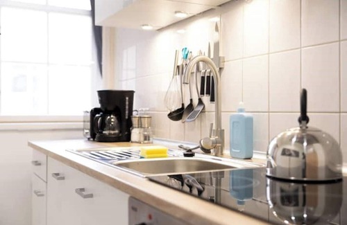 Altstadt Apartment | Ko-Living Space Opera | Suite 6 | Kitchen | Living room | Dart | City center