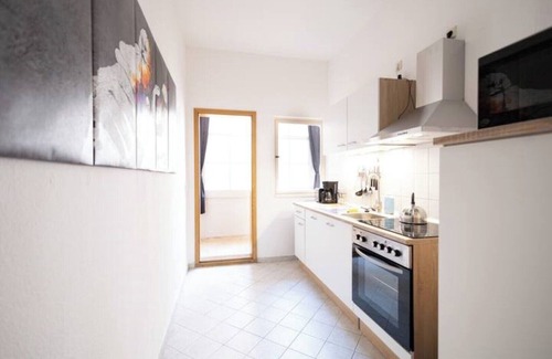 Altstadt Apartment | Ko-Living Space Opera | Suite 6 | Kitchen | Living room | Dart | City center
