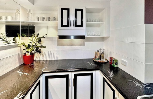 Burleigh Heads Apartment | Koala Park Apartment: Pool Parking & Beach Access
