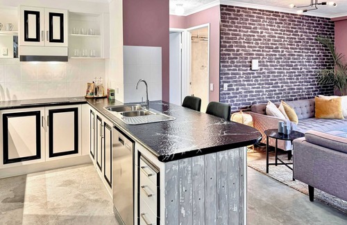 Burleigh Heads Apartment | Koala Park Apartment: Pool Parking & Beach Access