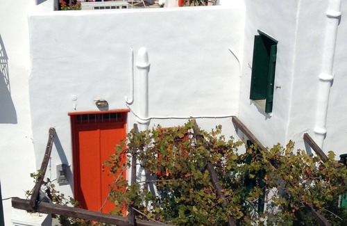 Skiros Apartment | Kochylia trad. Home 1 (orange) in a quiet central location