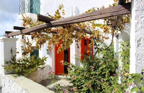 Skiros Apartment | Kochylia trad. Home 1 (orange) in a quiet central location