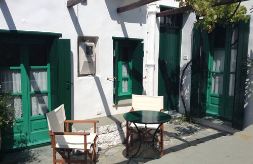 Skiros Apartment | Kochylia trad. House 2 (cypress green) in a quiet central location