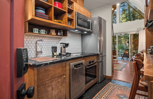 Packwood Cabin | Kodiak Cabin | Hot tub, EV, AC