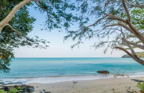 Siray House | Koh Sirey Beachfront Pool Villa