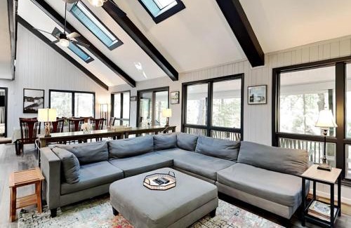 Oakland House | Koi at the Lake
