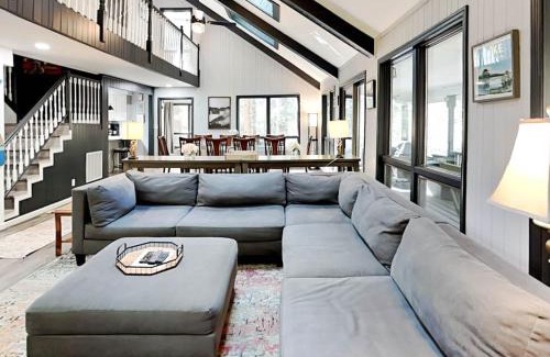 Oakland House | Koi at the Lake