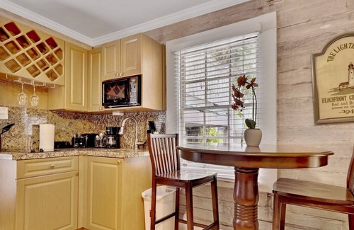 Historic Seaport Condo | *KOKOMO SUITE @ SEAPORT INN* Historic Charm & Community Pool + LAST KEY SERVIC