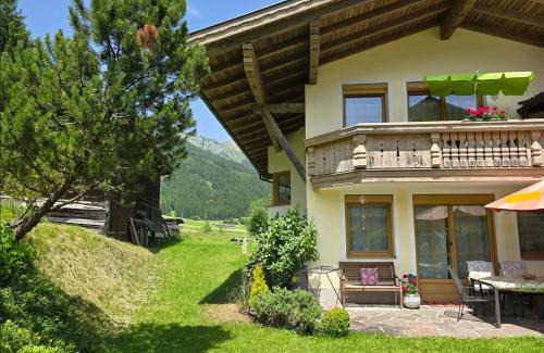 Hoefen Apartment | Komfort-Ferienwohnung Südbalkon, WOHNZIMMER, 2 SZ, ruhige Lage - TIROL