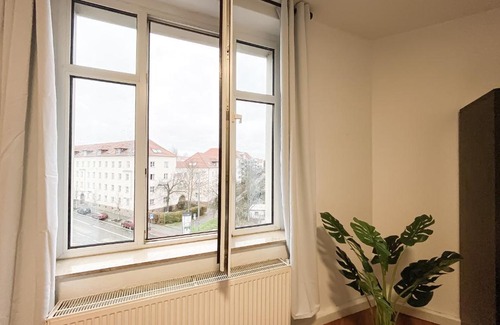 Wahren Apartment | Komfortables Apartment nah an Porsche & Flughafen - Schreibtisch, sehr schnelles Internet & Queensize-Bett