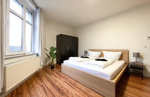 Wahren Apartment | Komfortables Apartment nah an Porsche & Flughafen - Schreibtisch, sehr schnelles Internet & Queensize-Bett
