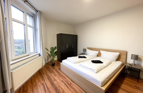 Wahren Apartment | Komfortables Apartment nah an Porsche & Flughafen - Schreibtisch, sehr schnelles Internet & Queensize-Bett