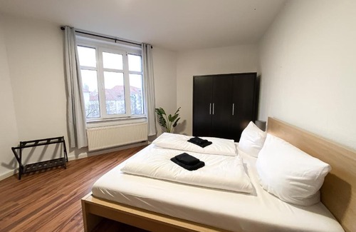 Wahren Apartment | Komfortables Apartment nah an Porsche & Flughafen - Schreibtisch, sehr schnelles Internet & Queensize-Bett