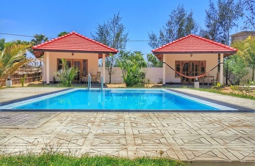 Pottuvil Cabin | Komfortables Doppelzimmer mit Pool, Wifi und Kühlschrank mit Strandzugang
