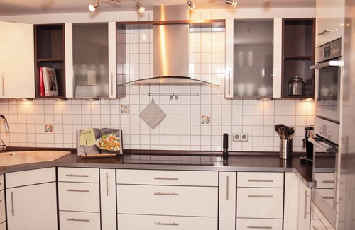 Fischerbach House | Komfortables Ferienhaus am Waldrand mit Wunderschönem Ausblick ins Tal
