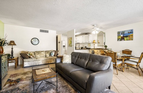 Historic Kailua Village Condo | Kona Alii#208 Beautiful 2nd Floor unit w/Elevators, INCREDIBLE LOCATION & AC!