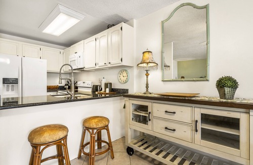 Historic Kailua Village Condo | Kona Alii#208 Beautiful 2nd Floor unit w/Elevators, INCREDIBLE LOCATION & AC!