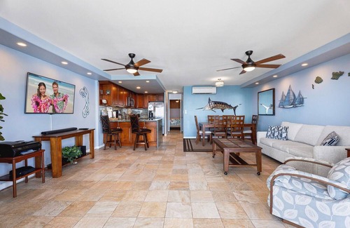 Historic Kailua Village Condo | Kona Alii 403: Tropical Oceanfront Condo w/AC & Pool in Downtown Kona
