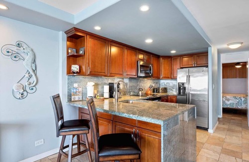Historic Kailua Village Condo | Kona Alii 403: Tropical Oceanfront Condo w/AC & Pool in Downtown Kona