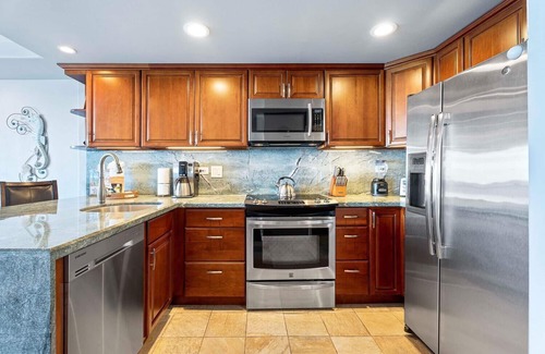 Historic Kailua Village Condo | Kona Alii 403: Tropical Oceanfront Condo w/AC & Pool in Downtown Kona