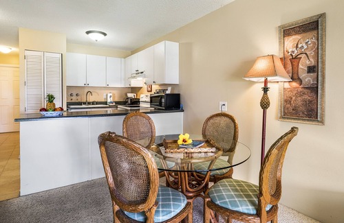 Kailua-Kona Condo | Kona Isle C28. Corner Unit, 2nd Floor, Ocean Views, & Air Conditioning!