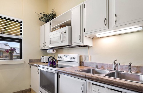 Kailua-Kona Condo | KONA MAKAI 5-303 BEAUTIFUL THIRD FLOOR UNIT IN OCEANFRONT COMPLEX, HAS A/C!!!
