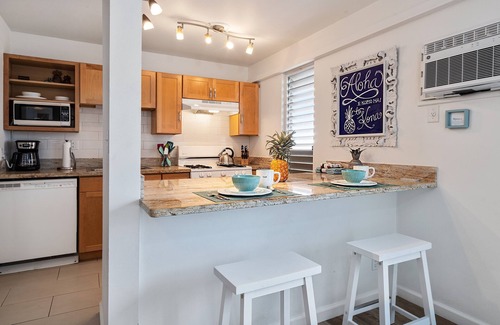Historic Kailua Village Condo | Kona Mansions#301 Top Floor, Corner Unit w/Ocean views & AC