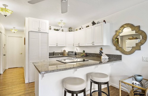 Kailua-Kona Condo | Kona Oceanfront complex I Updated I AC I Heated Pool I Best Location